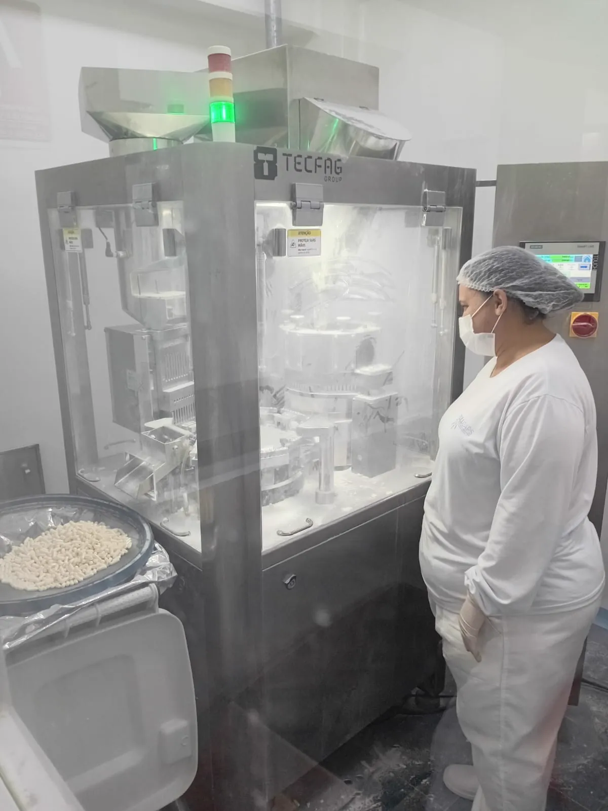 Operadora Fullcaps na máquina encapsuladora